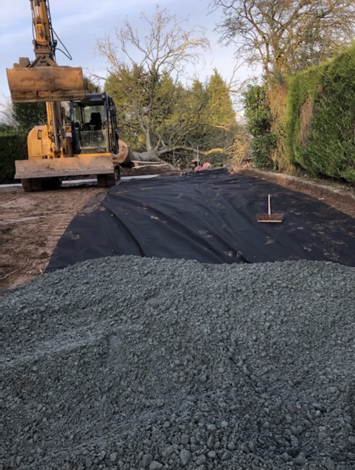 Géotextile déroulé sur le fond de forme avant l'apport de grave