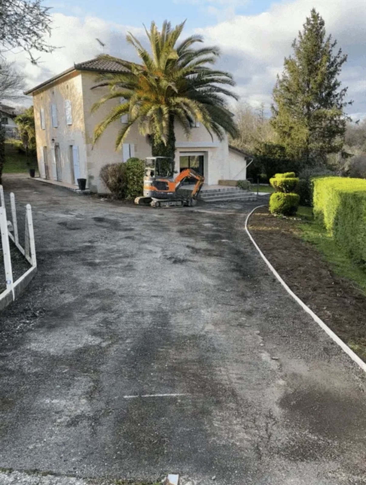 Grande cour landaise avant travaux : terrain décaissé et préparé devant la maison
